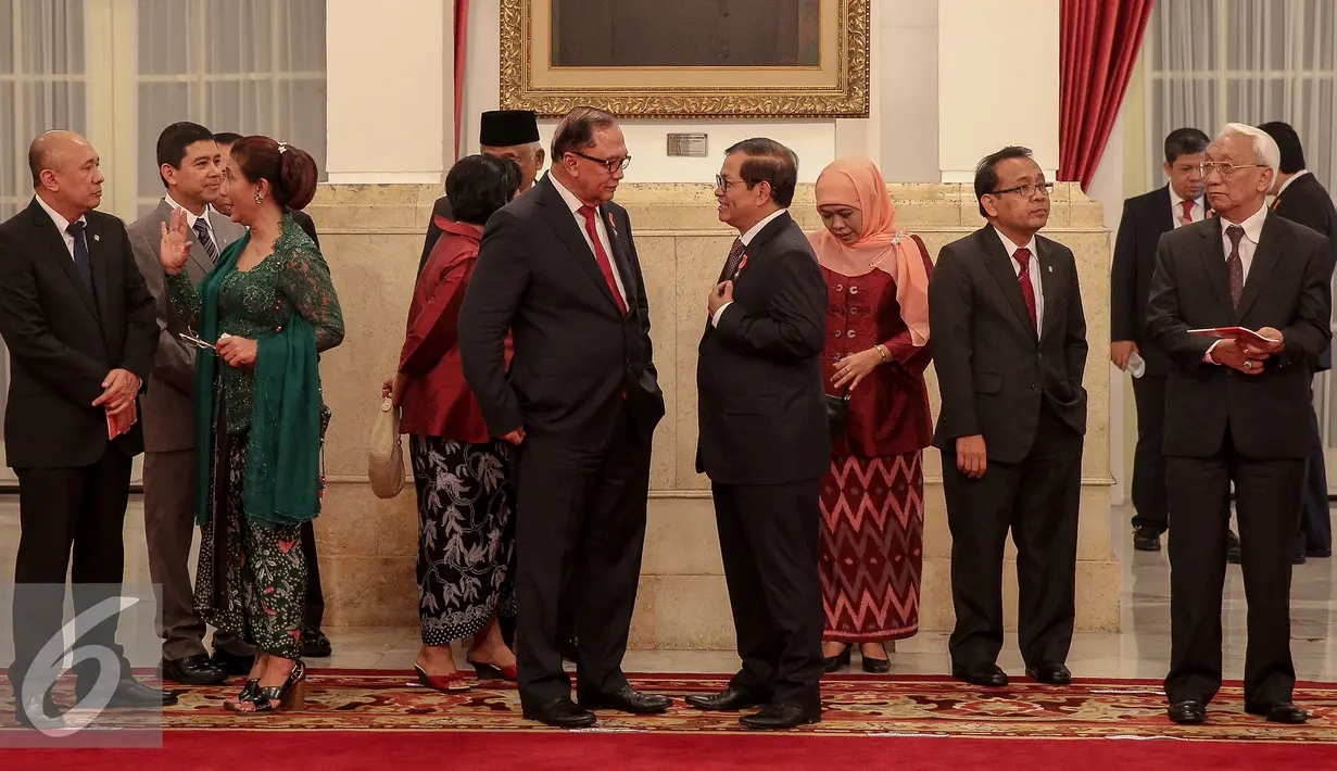 Presiden Joko Widodo memberikan gelar pahlawan nasional kepada lima tokoh di Istana Negara, Jakarta, Kamis (5/11). Penganugerahan ini merupakan agenda rutin jelang Hari Pahlawan tiap 10 November. (Liputan6.com/Faizal Fanani)