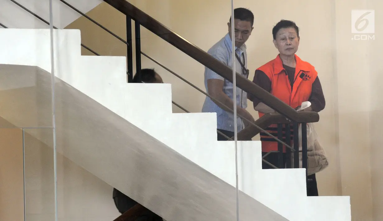 Direktur PT WKE Lily Sundarsih bersiap menjalani pemeriksaan di gedung KPK, Jakarta, Senin (7/1). Lily diperiksa terkait kasus suap sejumlah proyek pembangunan SPAM tahun anggaran 2017-2018 di Kementerian PUPR. (Merdeka.com/Dwi Narwoko)