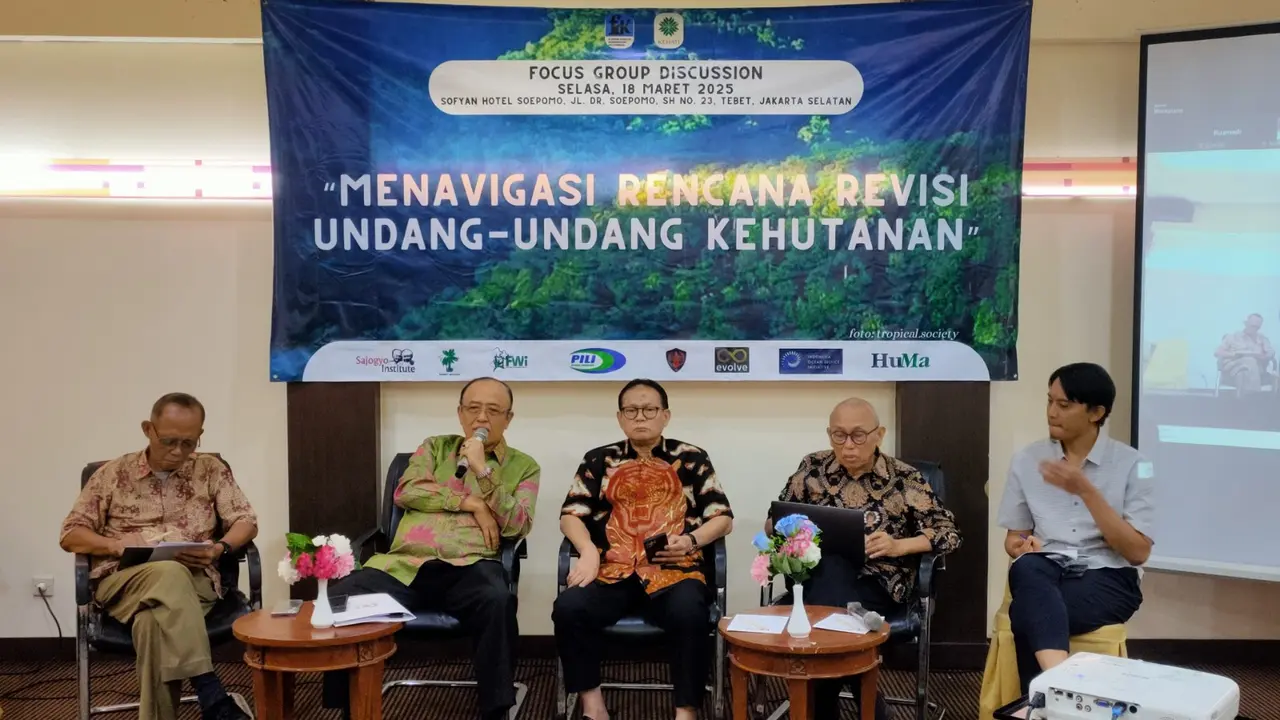 Focus Group Discussion (FGD) bertajuk "Menavigasi Rencana Revisi UU Kehutanan".