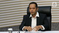 Wakil Ketua KPK Nurul Ghufron memberikan keterangan dalam konferensi pers terkait penahanan tersangka Direktur PT Putra Kharisma Sejahtera Zulfikar Fahmi (atas) di Gedung Merah Putih KPK, Jakarta, Senin (13/11/2023). (Liputan6.com/Herman Zakharia)