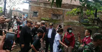 Suasana Bongkar Makam Lina Mantan Istri Sule. (Aksara Bebey/Merdeka.com)