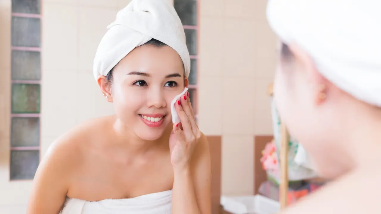 Membersihkan Makeup