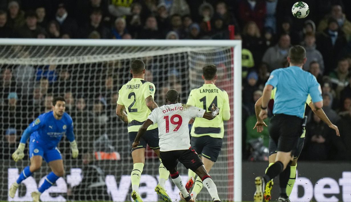 Hanya berselang lima menit, Southampton mampu menggandakan keunggulan menjadi 2-0 lewat gol Moussa Djnepo. Gol dicetak lewat tendangan keras dari luar kotak penalti. (AP Photo/ Alastair Grant)