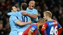 Edin Dzeko melakukan selebrasi bersama kedua rekannya Alvaro Negredo dan Vincent Kompany, setelah berhasil mencetak gol pembuka pada pertandingan sepak bola Liga Inggris antara Manchester City vs Crystal Palace di Etihad, Manchester (28/12/13). (AFP/Andre