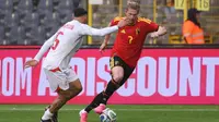 Pemain Tunisia, Hadj Mahmoud (kiri), berebut bola dengan pemain Belgia, Kevin De Bruyne, dalam pertandingan persahabatan internasional di Brussels, Belgia, Sabtu (6/6/2026) malam WIB. (AP Photo/Omar Havana)