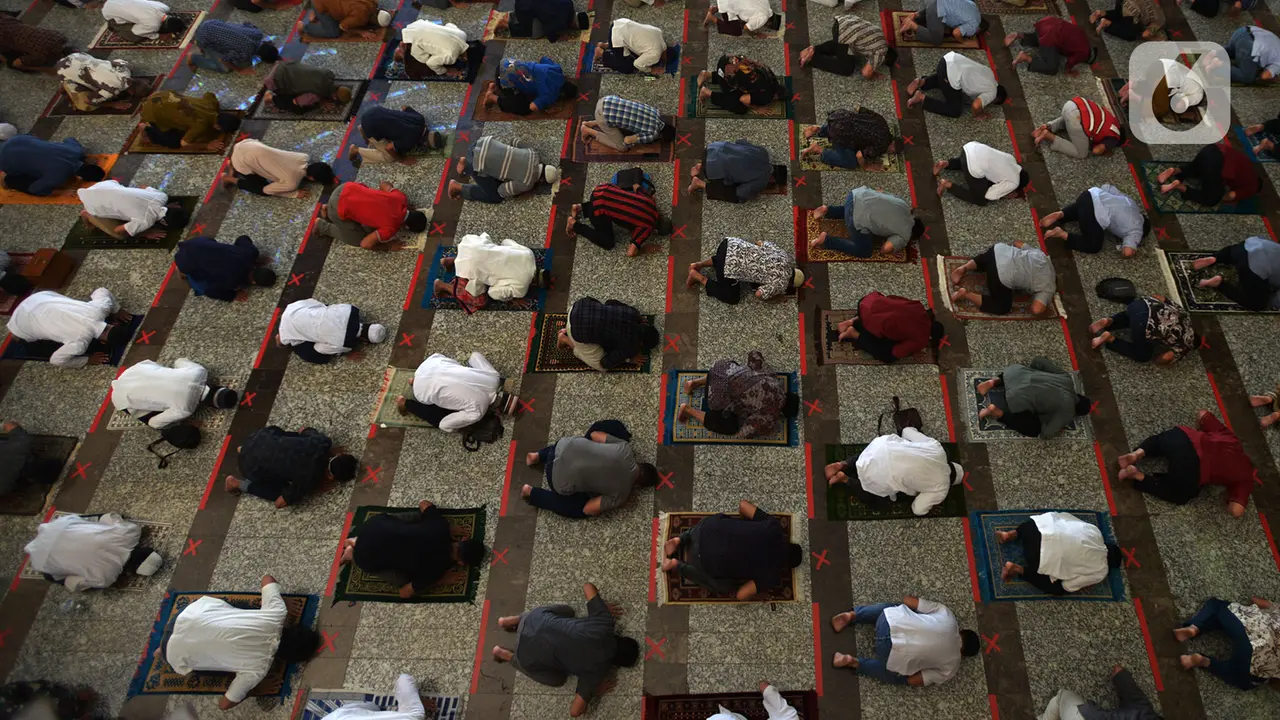 FOTO: Masa Transisi, Masjid Agung At-Tin Gelar Salat Jumat Berjemaah