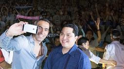 Youri Djorkaeff dan Erick Thohir foto bersama dengan latar belakang ramainya peserta Gathering Nasional Inter Club Indonesia ke-4 di GWK, Bali, Sabtu (29/8/2015). (Bola.com/Vitalis Yogi Trisna)