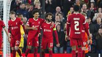 Pemain Liverpool Mohamed Salah, tengah, merayakan setelah mencetak gol kelima timnya selama pertandingan sepak bola Grup E Liga Europa antara Liverpool dan Toulouse, di Anfield di Liverpool, Inggris, Kamis, 26 Oktober 2023. (AP Photo/Jon Super)