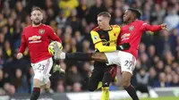 Bek Manchester United, Aaron Wan-Bissaka, berebut bola dengan pemain Watford, Gerard Deulofeu, pada laga Premier League 2019 di Stadion Vicarage Road, Minggu (22/12). Watford menang 2-0 atas Manchester United. (AP/Petros Karadjias)