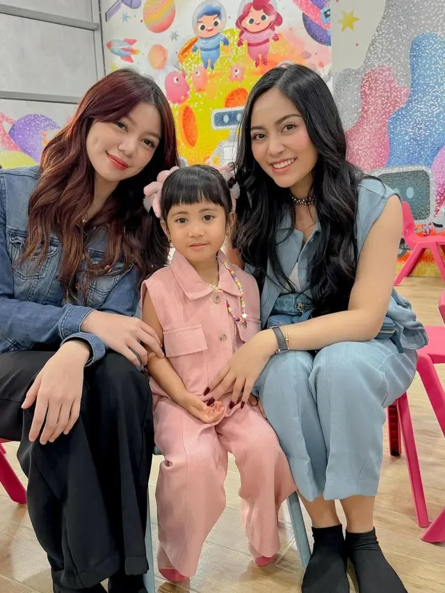 Potret Kedekatan Rachel Vennya dengan Regina Phoenix Kekasih Baru Okin