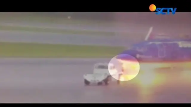 Sebuah pesawat jet tersambar petir  saat berada di Bandara Internasional Southwest, Florida, Amerika Serikat.
