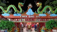 Kelenteng Kwan Sing Bio Tuban sudah ada sejak 200 tahun lalu dan bukan wihara yang hanya diperuntukan bagi umat Buddha saja. (Liputan6.com/ Ahmad Adirin)