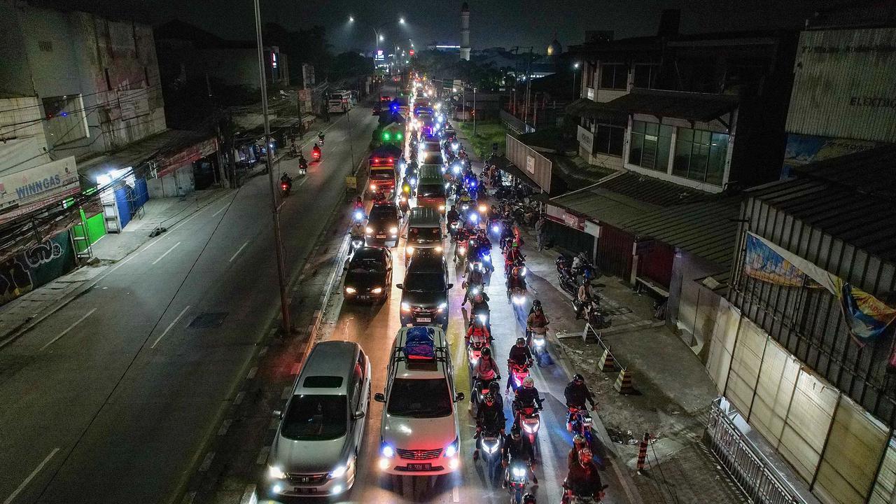FOTO: Pemudik Padati Jalur Arteri Bekasi Cikampek