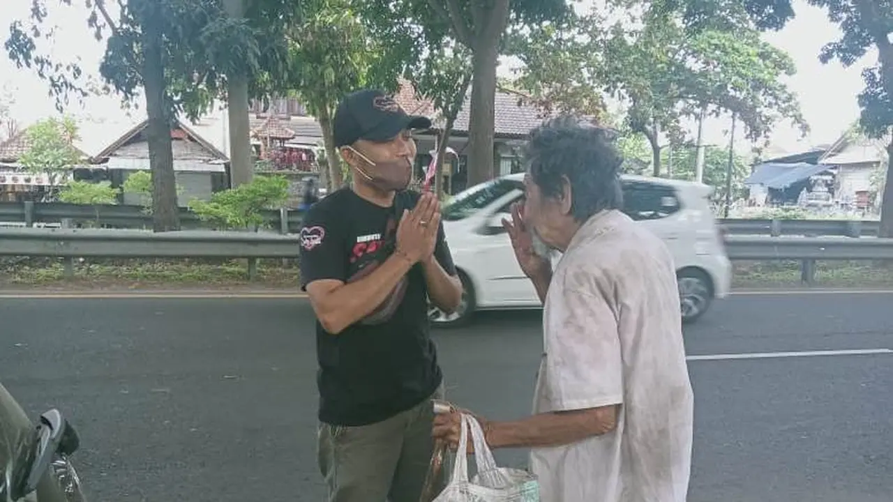 Komunitas satu hati di Bali berbagi dengan sesama. (liputan6.com/ ist)