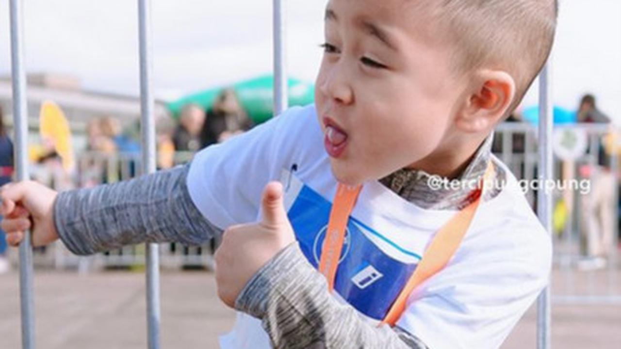Potret Rayyanza Dapat Medali Marathon Perdana di Berlin, Disebut Bayi 2 Tahun Paling Produktif