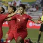 Para pemain Timnas Indonesia U-22 merayakan gol yang dicetak Evan Dimas ke gawang Myanmar U-22 di Stadion Rizal Memorial, Manila, Sabtu (7/12). Indonesia menang 4-2 atas Myanmar. (Bola.com/M Iqbal Ichsan)