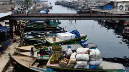 Aktivitas bongkar muat elpiji 3 Kg di Dermaga Kampung Nelayan Cilincing, Jakarta, Sabtu (19/5). Moda transportasi laut dipakai mengirim pasokan gas ke daerah Bekasi untuk menghemat waktu dan biaya. (Liputan6.com/JohanTallo)