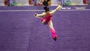 Atlet Wushu Indonesia, Lindswell Kwok beraksi pada Kejuaraan Dunia Wushu 2015 di Istora, Senayan, Jakarta, Sabtu(14/11/2015). (Bola.com/Nicklas Hanoatubun)