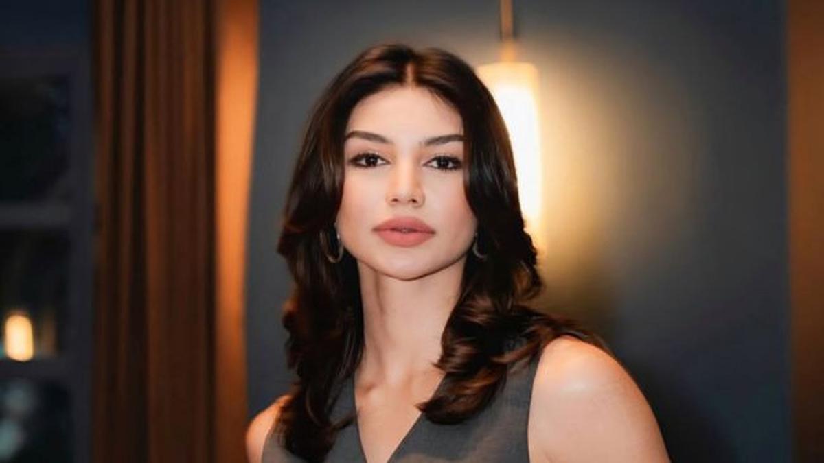 Kode Siap Debut di Miss Universe? Ini 5 Pesona Memukau Jihane Almira Tampil Elegan di Pemotretan Terbaru