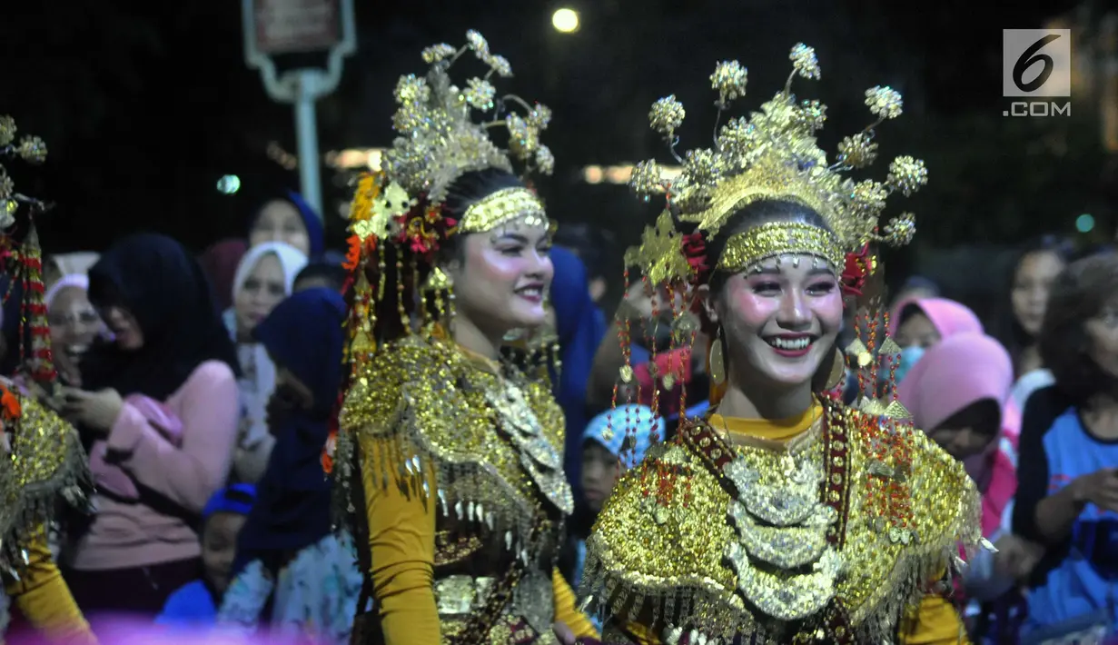 Peserta pagelaran Semarang Night Carnival melintas di ruas Jalan Imam Bonjol, Rabu (3/7/2019). Pagelaran melibatkan peserta dari Asosiasi Pemerintah Kota Seluruh Indonesia (APEKSI) yang tengah melaksanakan rapat kerja nasional ke-XIV di Kota Semarang. (Liputan6.com/Gholib)