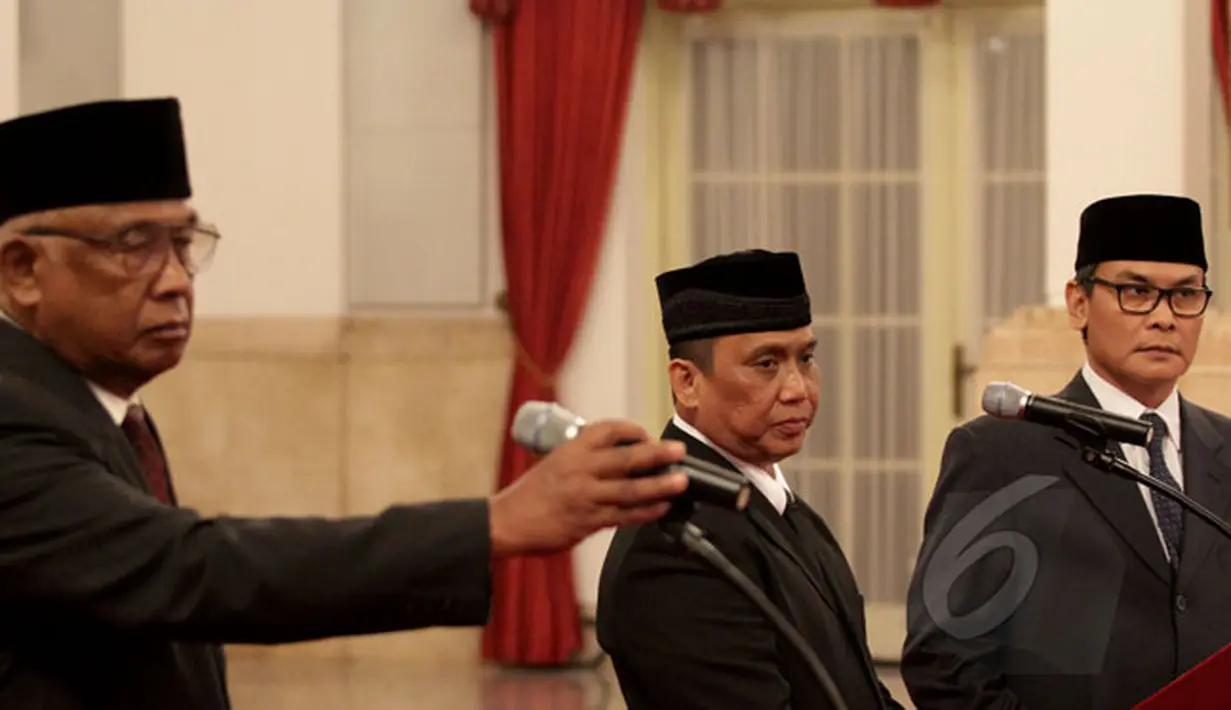 Tiga Plt pimpinan KPK, Taufiqurahman Ruki (kiri), Indriyanto Seno Aji (tengah) dan Johan Budi mengikuti gladi bersih pelantikan di Istana Merdeka, Jakarta, Jumat (20/2/2015). (Liputan6.com/Faizal Fanani)