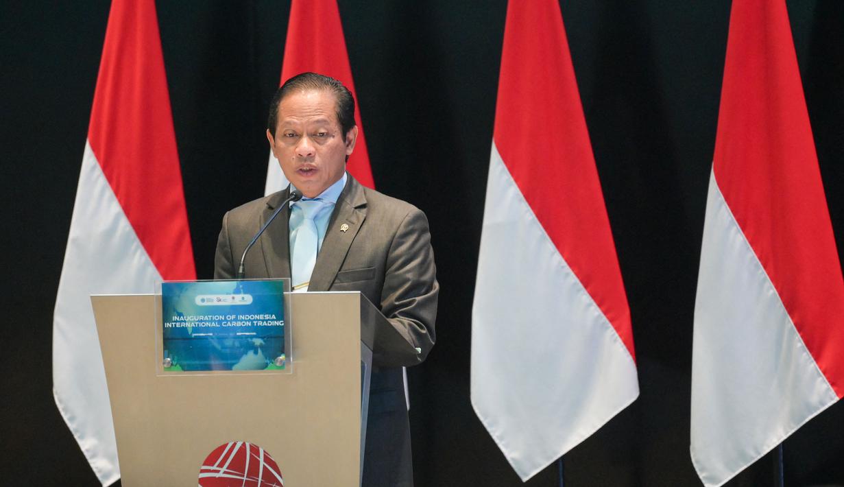 Menteri Lingkungan Hidup, Hanif Faisol Nurofiq hadir langsung dalam seremoni peluncuran perdagangan karbon internasional di Bursa Efek Indonesia di Jakarta. (BAY ISMOYO/AFP)