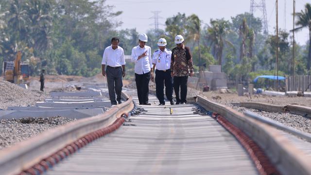 20151125- Jokowi Tinjau Proyek Kereta Api di Sulsel- Biro Pers Presiden