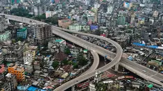Foto udara menunjukkan jalan-jalan kosong di Dhaka saat Bangladesh menerapkan lockdown ketat Covid-19 pada Kamis (1/7/2021). Tentara dan polisi diperintahkan mencegah orang-orang meninggalkan rumah mereka, kecuali untuk keadaan darurat atau untuk membeli kebutuhan pokok. (Munir UZ ZAMAN/AFP)