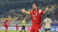 Bek keturunan Indonesia-Belanda, Jordy Tutuarima, saat mengukir debut bersama Persis Solo pada pertandingan melawan PSM Makassar di Stadion Manahan, Solo, Senin (13/1/2025) malam WIB. (Bola.com/Radifa Arsa)&nbsp;&nbsp;&nbsp;
