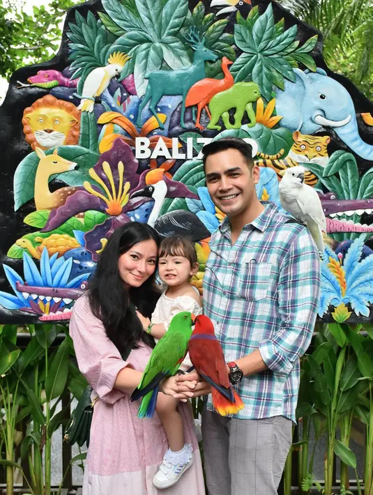 Unggahan lain berupa video dokumentasi momen Asmirandah dan Jonas Rivanno mengajak Chloe jalan-jalan seraya mengenalkan si kecil pada beragam satwa. “Tangan Chloe digigit burung tapi yang bikin kaget teriakan bapaknya. Senengnya liat Chloe berani,” beri tahu Asmirandah. Meski digigit, Chloe masih antusias berfoto dengan burung. (Foto: Dok. Instagram @asmirandah89)