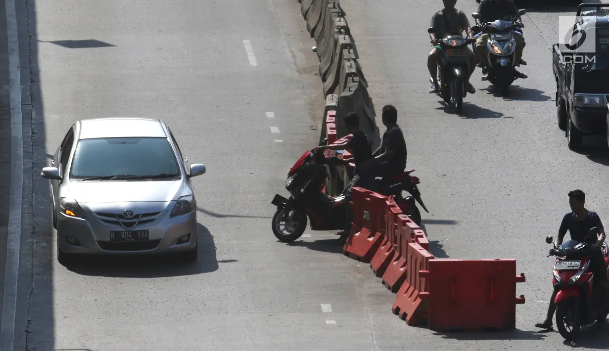 Pengendara sepeda motor melawan arah di kawasan Petukangan, Jakarta, Senin (18/6). Banyak pengendara mengabaikan keselamatan berlalu lintas di momen libur Lebaran dengan melawan arah hingga tidak mengenakan helm saat berkendara. (Liputan6.com/AnggaYuniar)
