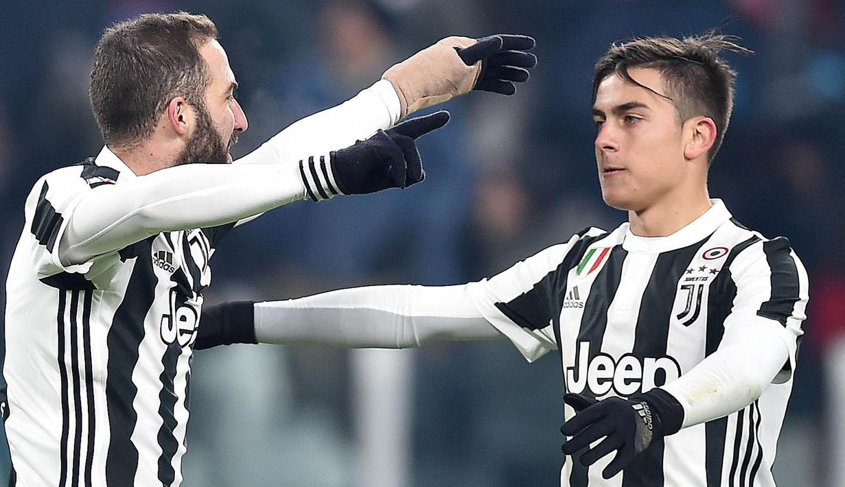 Striker Juventus, Gonzalo Higuain dan Paulo Dybala, melakukan selebrasi usai mencetak gol ke gawang Genoa pada laga Coppa Italia di Stadion Allianz, Turin, Kamis (21/12/2017). Juventus menang 2-0 atas Genoa. (AP/Alessandro di Marco)