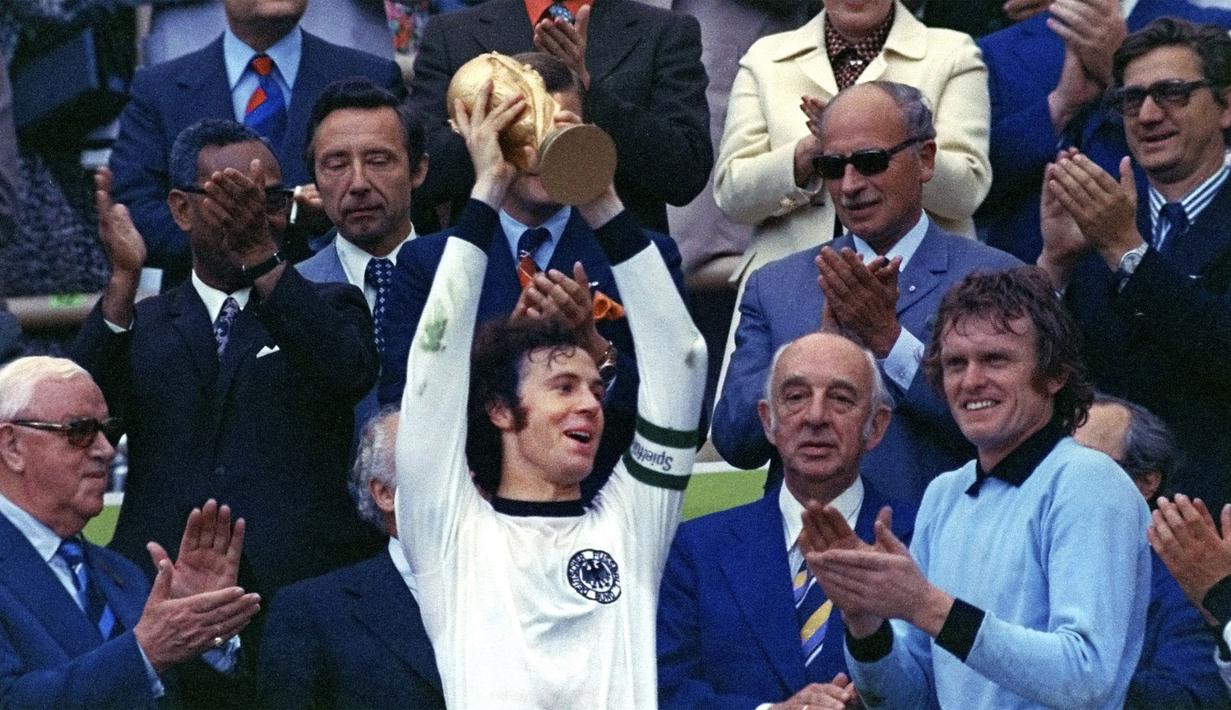 Franz Beckenbauer telah meraih 17 trofi di level klub dan dua gelar juara dengan Timnas Jerman Barat selama berkarier sebagai pesepak bola. Salah satunya adalah Piala Dunia 1974. (AP Photo/File)