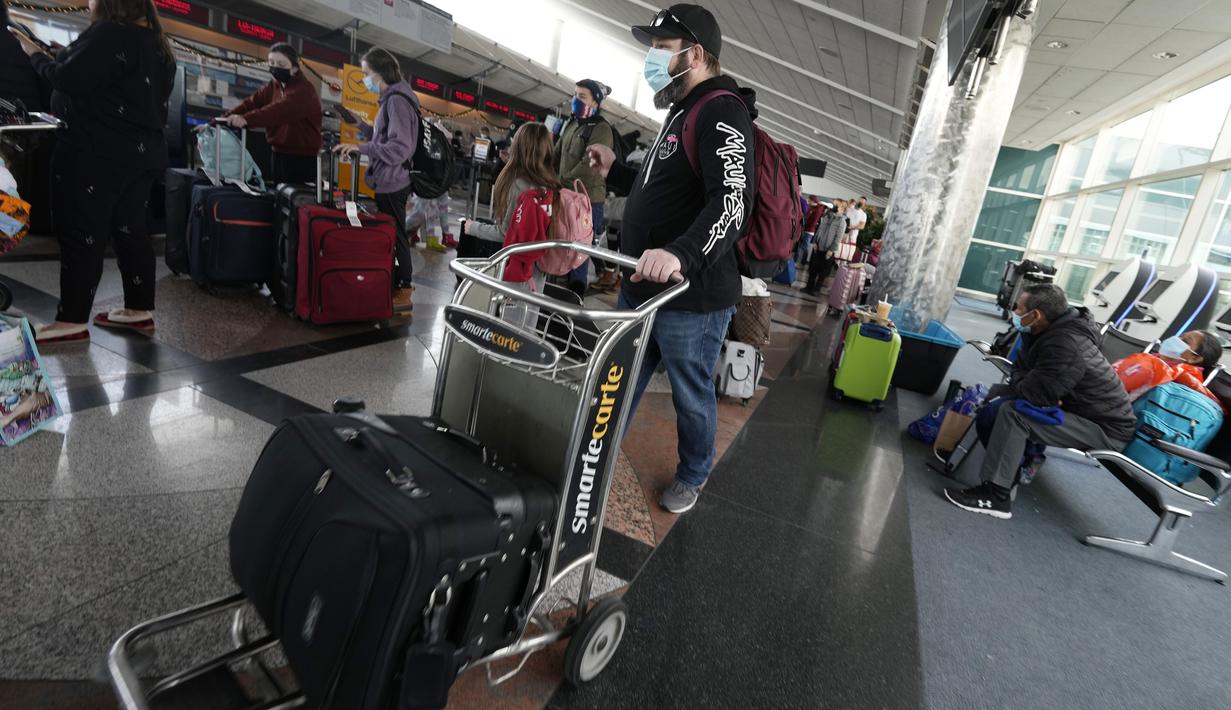 Penumpang mengantre untuk check-in di loket Spirit Airlines di terminal Bandara Internasional Denver di Denver, Senin (3/1/2022). Badai musim dingin ditambah pandemi membuat frustrasi pelancong yang penerbangan pulang dari liburannya dibatalkan atau ditunda di awal tahun. (AP Photo/David Zalubowski)