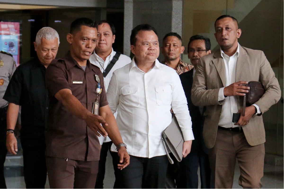 Eks Dirjen Imigrasi Ronny F Sompie usai diperiksa KPK terkait kasus Harun Masiku