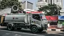 Petugas Palang Merah Indonesia (PMI) menggunakan kendaraan Gunners Spraying saat penyemprotan disinfektan di Jakarta, Selasa (6/7/2021). PMI melakukan penyemprotan disinfektan di seluruh wilayah Ibu Kota sebagai upaya memutus penyebaran COVID-19. (merdeka.com/Iqbal S. Nugroho)