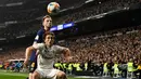 Gelandang Barcelona, Ivan Rakitic berebut bola dengan pemain Real Madrid, Luka Modric pada laga leg kedua semifinal Copa del Rey di Stadion Santiago Bernabeu, Rabu (27/2). Barcelona merebut tiket final Copa del Rey usai menang 3-0. (OSCAR DEL POZO / AFP)