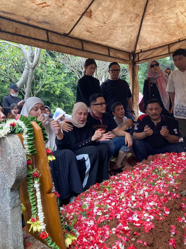 Deswita Maharani dan Ferry Maryadi menghadiri pemakaman Yusuf Affendy di TPU Menteng Pulo, Jakarta Selatan.