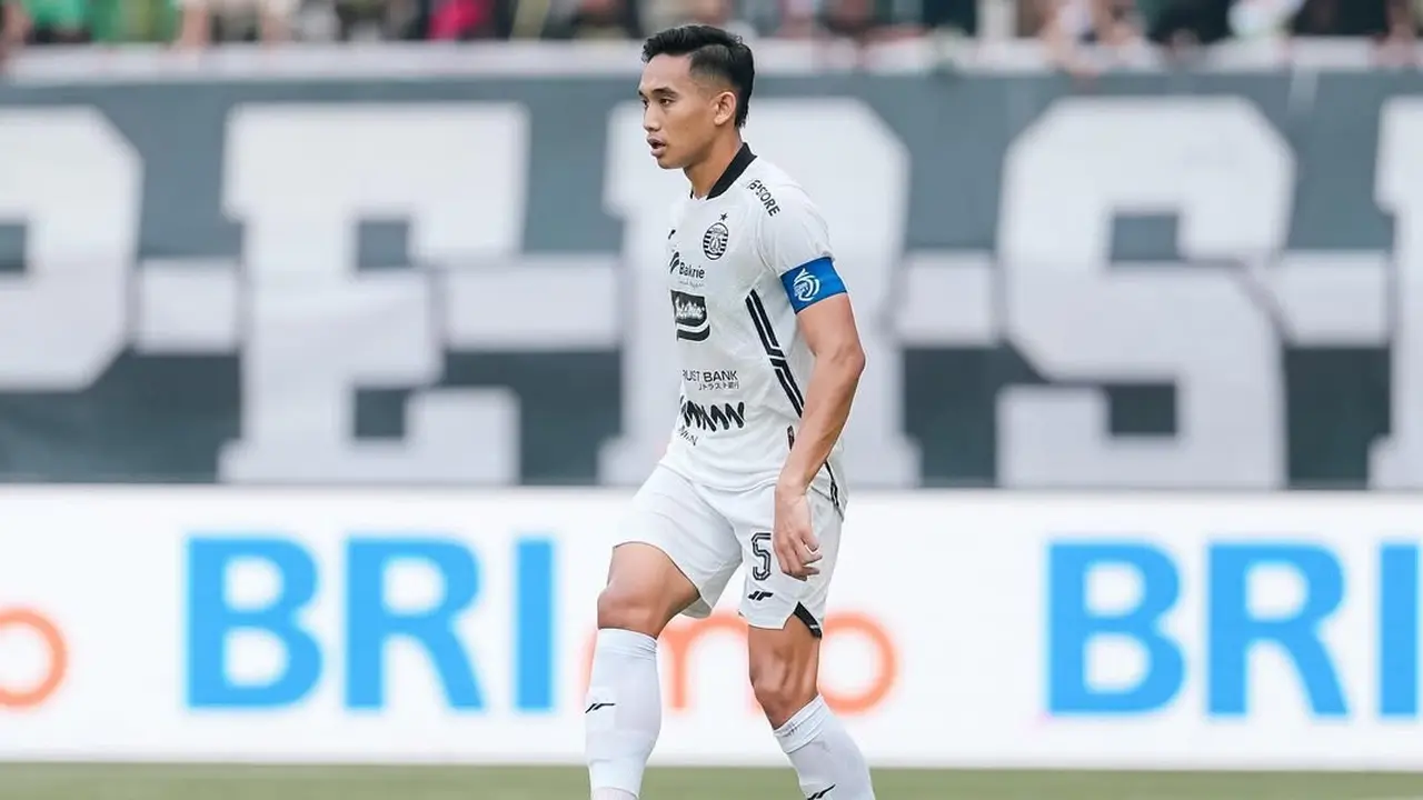 Rizky Ridho ketika membela Persija Jakarta melawan Persebaya Surabaya.