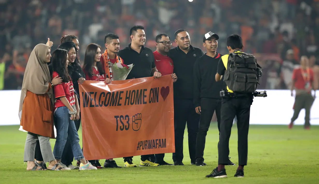 Stiker Persija Jakarta, Bambang Pamungkas, saat momen pensiun usai melawan Persebaya Surabaya pada laga Liga 1 di SUGBK, Jakarta, Selasa (17/12). Bepe mengakhiri kariernya pada musim ini. (Bola.com/Yoppy Renato)
