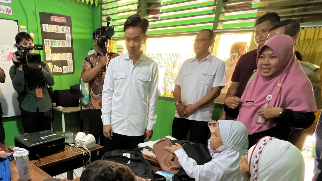 Gibran Tinjau Makan Bergizi Gratis di Slipi
