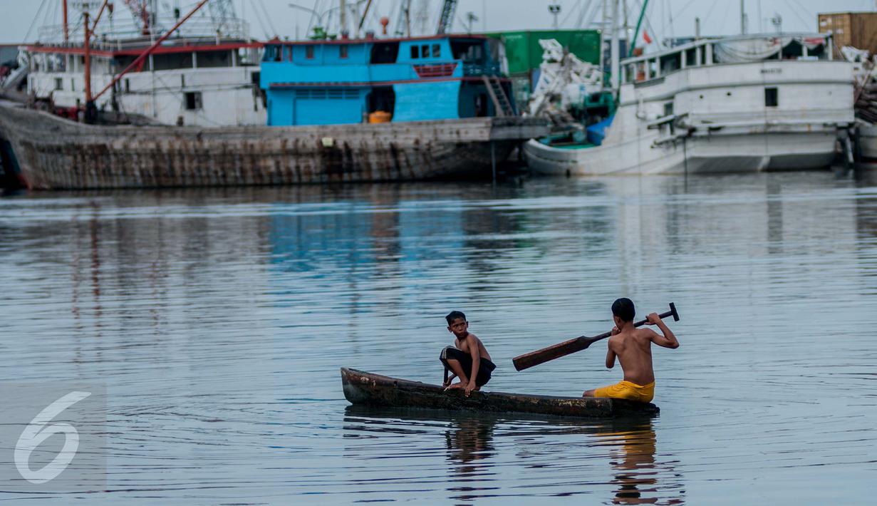 Warga menaiki perahu di Kampung Akuarium, Penjaringan, Jakarta Utara, Senin (30/1). Rencana tahap pertama revitalisasi  Kampung Akuarium adalah membuat tanggul setinggi 3,5 meter dari tepi laut. (Liputan6.com/Gempur M Surya)