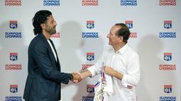 Presiden Lyon John Textor (kanan) berjabat tangan dengan Fabio Grosso usai diperkenalkan sebagai pelatih kepala baru Lyon di Stadion Groupama di Decines, dekat Lyon, Prancis tengah, Senin, 18 September 2023. (AP Photo/Laurent Cipriani)