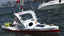 Aleksander Doba ingin memecahkan rekor dunia sebagai orang yang melintasi negara dengan kayak, New York, Minggu (29/5). Rencananya ia akan mendayaung kayak dari New York ke Lisbon, Portugal. (AFP Photo/Eduardo Munoz)