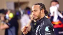 Pembalap Mercedes Lewis Hamilton merayakan kemenangan balapan Formula 1 di Sirkuit Internasional Bahrain, Sakhir, Bahrain, Minggu (29/11/2020). Lewis Hamilton akan absen pada Grand Prix Sakhir akhir pekan ini usai dinyatakan positif COVID-19. (Giuseppe Cacace, Pool via AP, File)