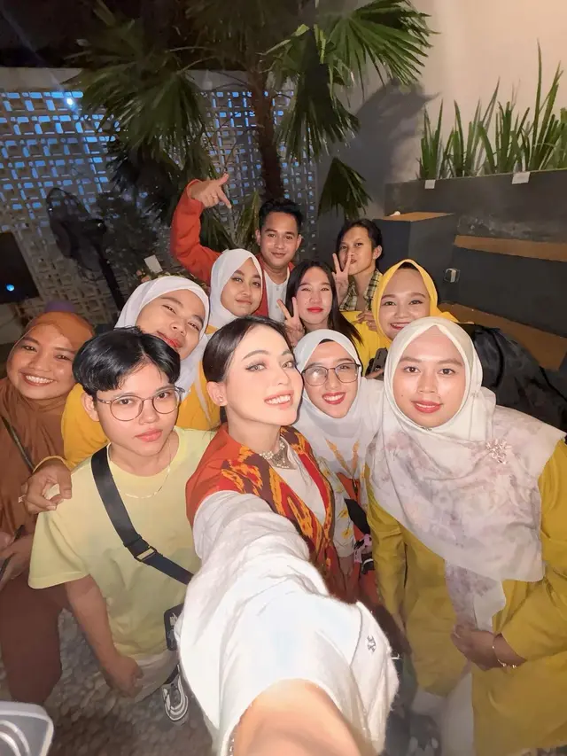 7 Potret Putri Isnari Hadiri Acara Fashion, Suami Malu-Malu Diajak ke Catwalk
