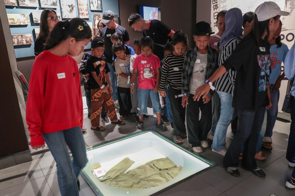 Anak Pekerja Sampah Belajar Sejarah di Kota Tua