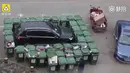 Saking jengkelnya, mobil itu diblokade dengan puluhan tong sampah (Source: IST)