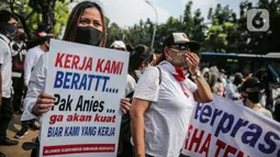 Massa yang tergabung dalam Aliansi Karyawan Hiburan dan Pengusaha Hiburan membawa poster saat menggelar aksi di depan Balai Kota DKI Jakarta, Selasa (21/7/2020). Mereka meminta Gubernur Anies Baswedan untuk membuka usaha hiburan yang ditutup akibat pandemi COVID-19.. (Liputan6.com/Faizal Fanani)