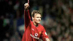 Liga Inggris telah banyak menghasilkan para striker tajam sejak dimulainya era Premier League pada 1992/1993. Ketajaman mereka dapat diukur dengan jumlah total gol maupun hattrick yang pernah dibuat. Lebih hebat lagi tentunya jika ketajaman mereka tetap konsisten saat harus hijrah ke klub lain. Lima pemain berikut membuktikannya saat mampu membuat hattrick bersama 3 klub berbeda di Liga Inggris. Siapa saja? (AFP/Robin Parker)